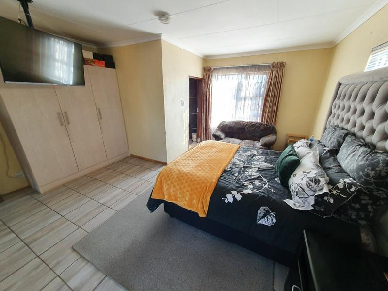 5 Bedroom Property for Sale in The Orchards Gauteng