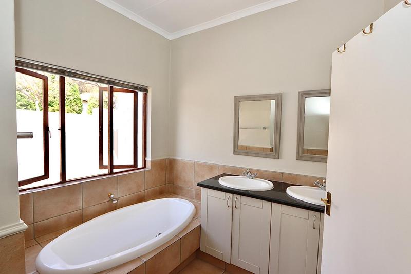 To Let 3 Bedroom Property for Rent in Beverley Gauteng