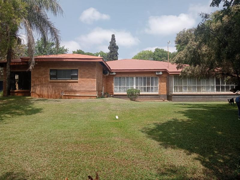 5 Bedroom Property for Sale in Uitzicht Gauteng