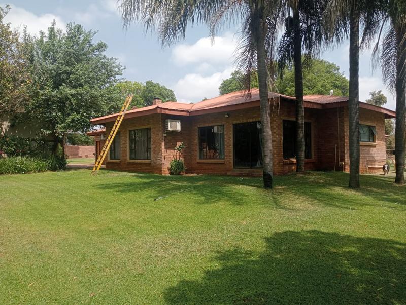 5 Bedroom Property for Sale in Uitzicht Gauteng