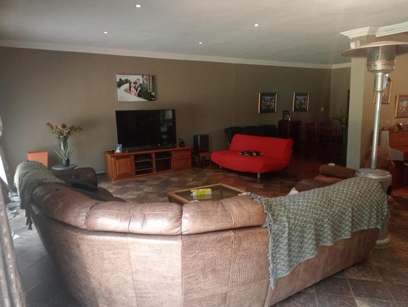 5 Bedroom Property for Sale in Uitzicht Gauteng