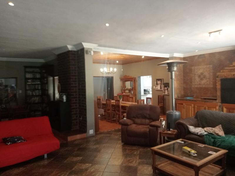 5 Bedroom Property for Sale in Uitzicht Gauteng