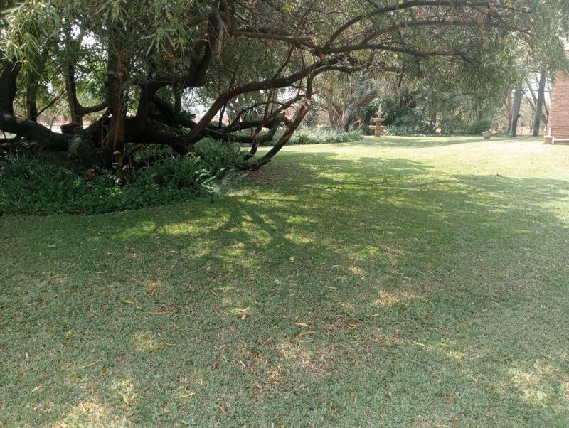 5 Bedroom Property for Sale in Uitzicht Gauteng