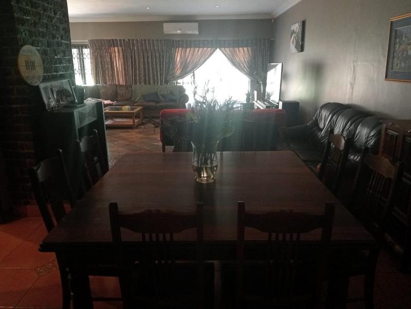5 Bedroom Property for Sale in Uitzicht Gauteng