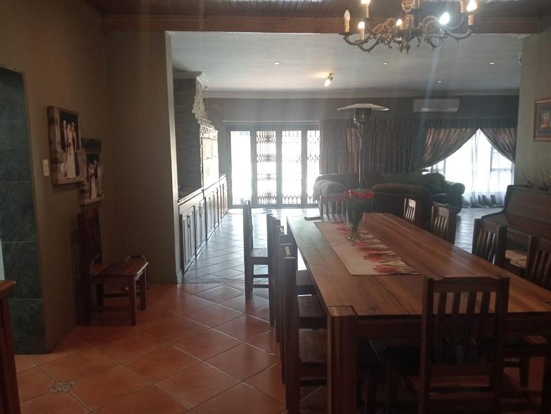 5 Bedroom Property for Sale in Uitzicht Gauteng