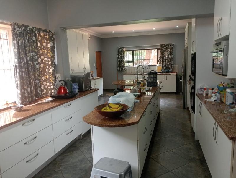 5 Bedroom Property for Sale in Uitzicht Gauteng