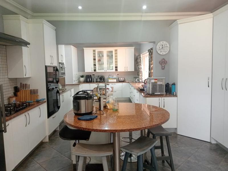 5 Bedroom Property for Sale in Uitzicht Gauteng