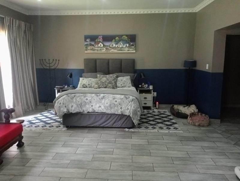 5 Bedroom Property for Sale in Uitzicht Gauteng
