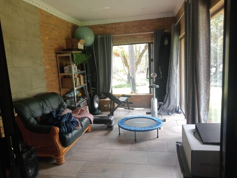 5 Bedroom Property for Sale in Uitzicht Gauteng