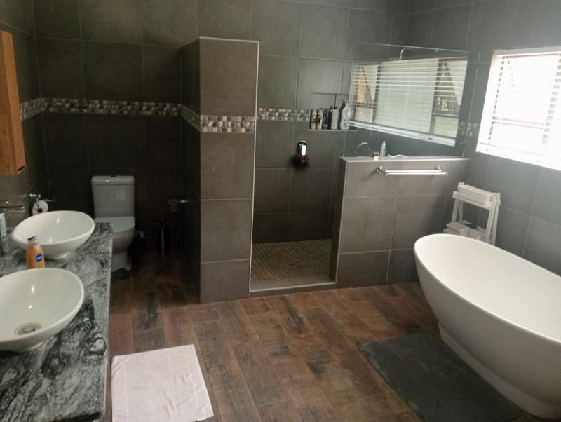 5 Bedroom Property for Sale in Uitzicht Gauteng