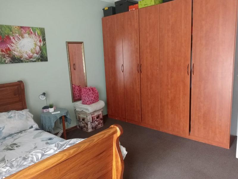 5 Bedroom Property for Sale in Uitzicht Gauteng