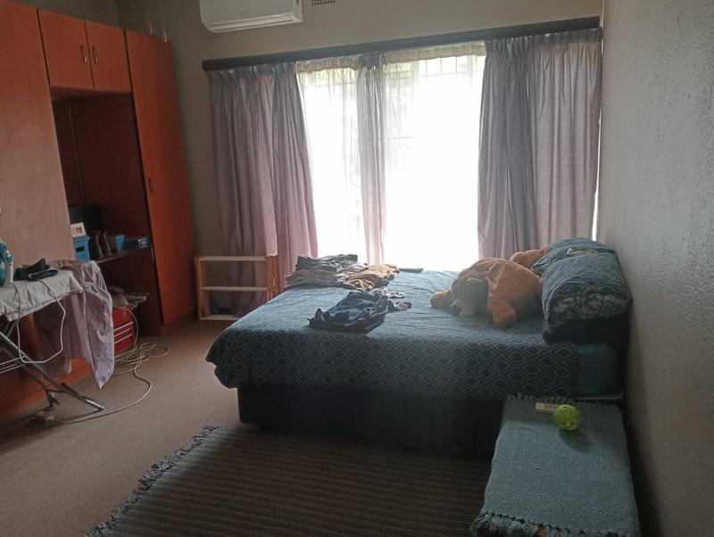 5 Bedroom Property for Sale in Uitzicht Gauteng