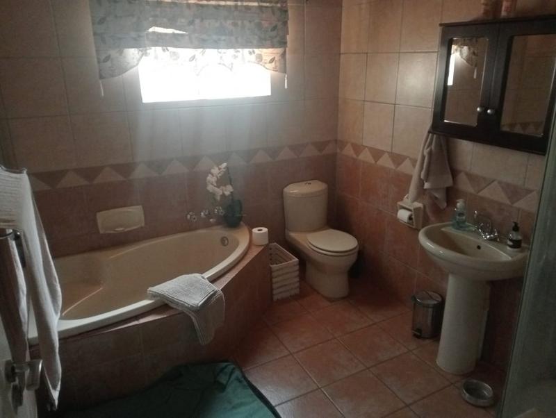 5 Bedroom Property for Sale in Uitzicht Gauteng