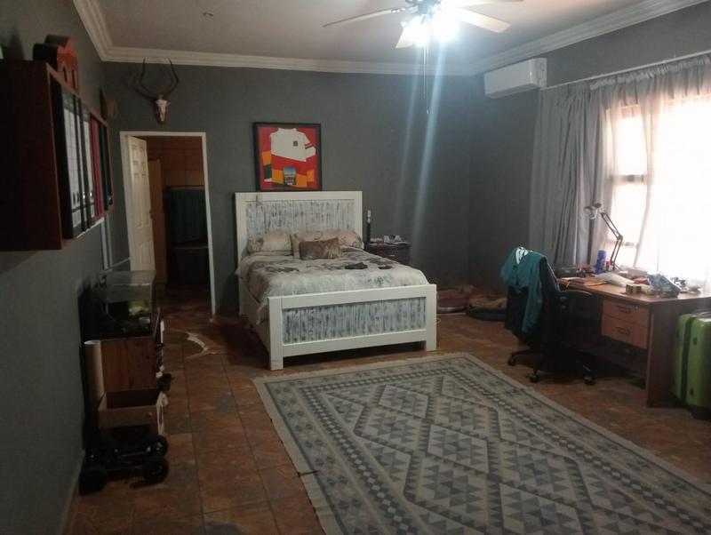 5 Bedroom Property for Sale in Uitzicht Gauteng