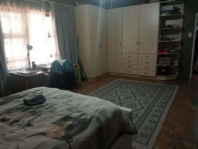 5 Bedroom Property for Sale in Uitzicht Gauteng