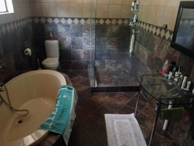 5 Bedroom Property for Sale in Uitzicht Gauteng