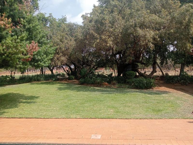 5 Bedroom Property for Sale in Uitzicht Gauteng