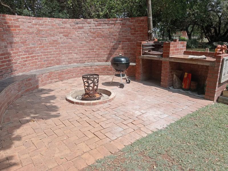 5 Bedroom Property for Sale in Uitzicht Gauteng