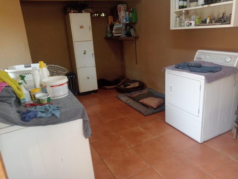 5 Bedroom Property for Sale in Uitzicht Gauteng