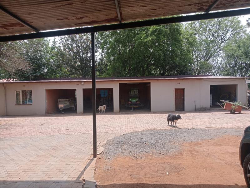 5 Bedroom Property for Sale in Uitzicht Gauteng