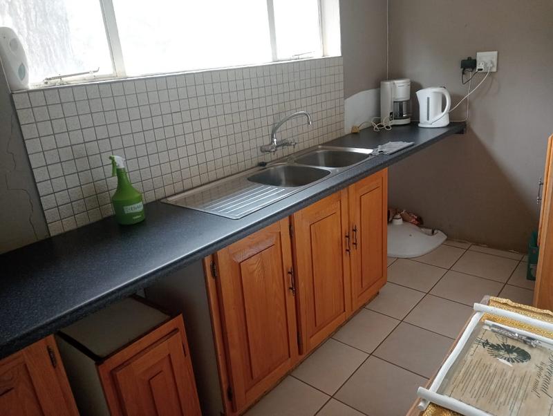 5 Bedroom Property for Sale in Uitzicht Gauteng