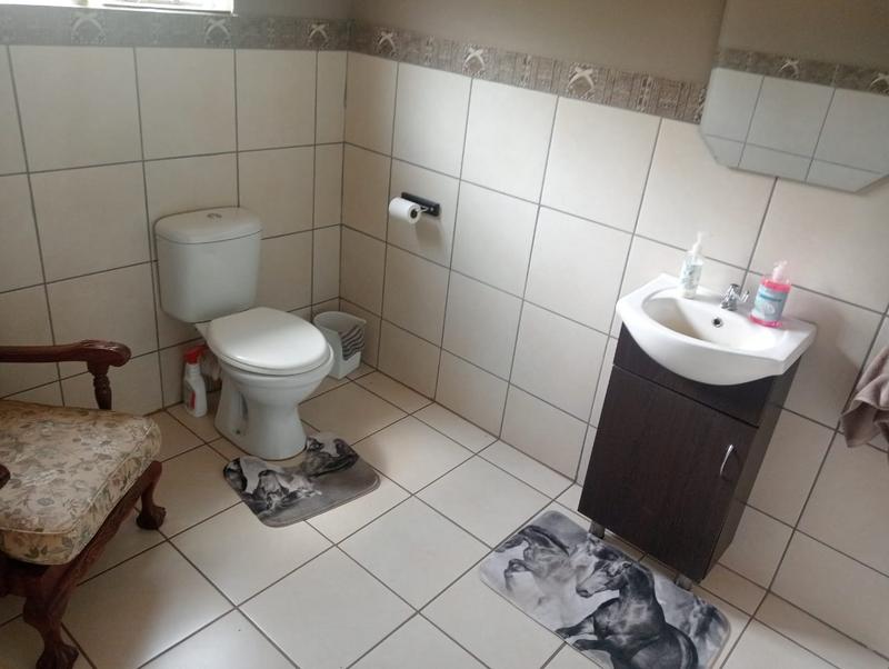 5 Bedroom Property for Sale in Uitzicht Gauteng