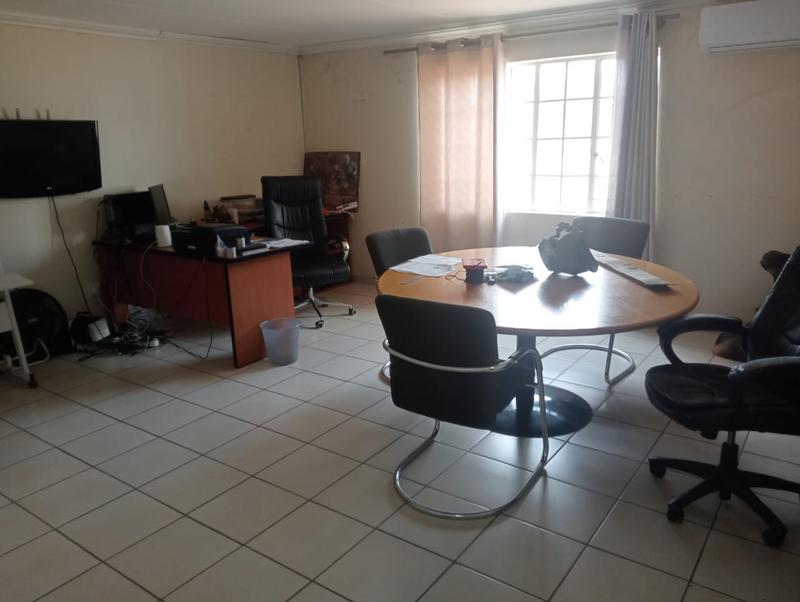 5 Bedroom Property for Sale in Uitzicht Gauteng