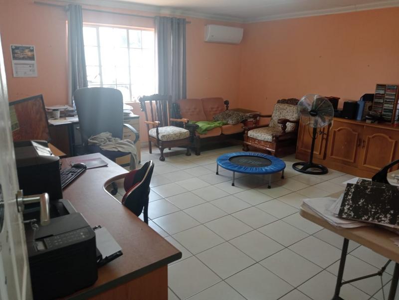 5 Bedroom Property for Sale in Uitzicht Gauteng