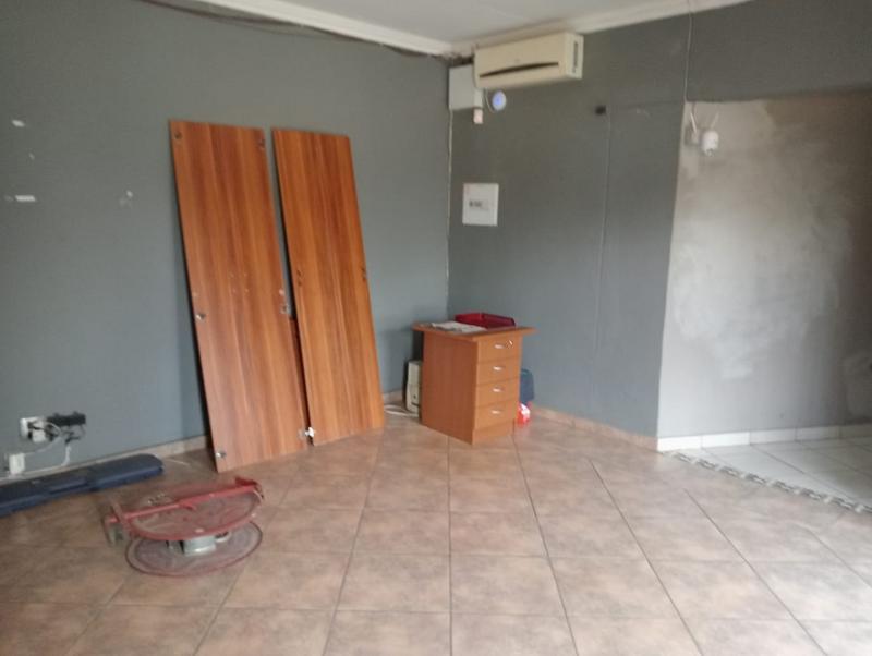 5 Bedroom Property for Sale in Uitzicht Gauteng