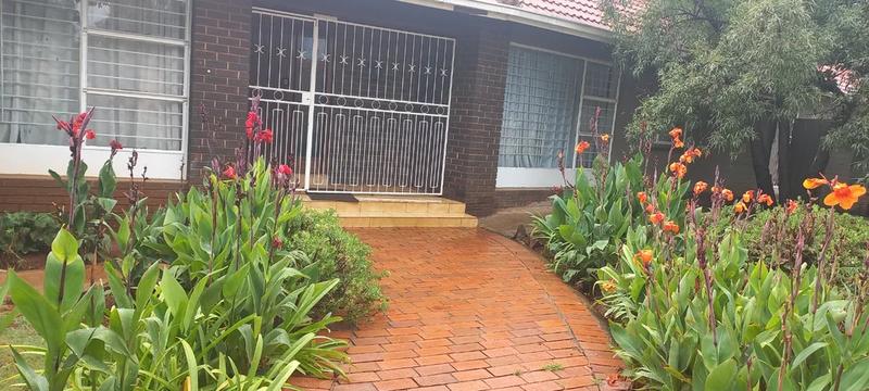 To Let 4 Bedroom Property for Rent in Meredale Gauteng