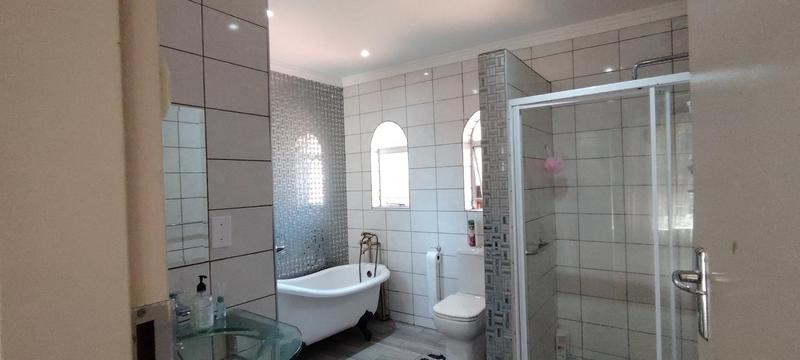 4 Bedroom Property for Sale in Oakdene Gauteng