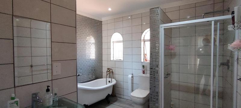 4 Bedroom Property for Sale in Oakdene Gauteng
