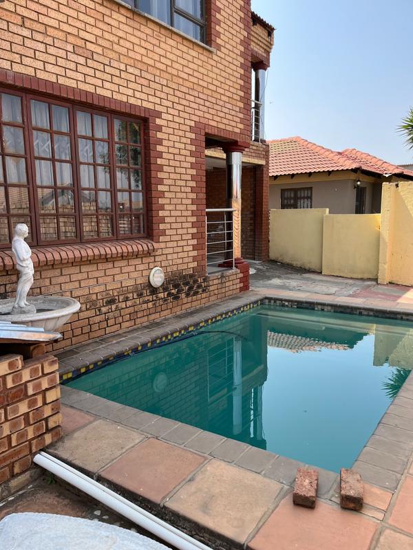 8 Bedroom Property for Sale in Lotus Gardens Gauteng
