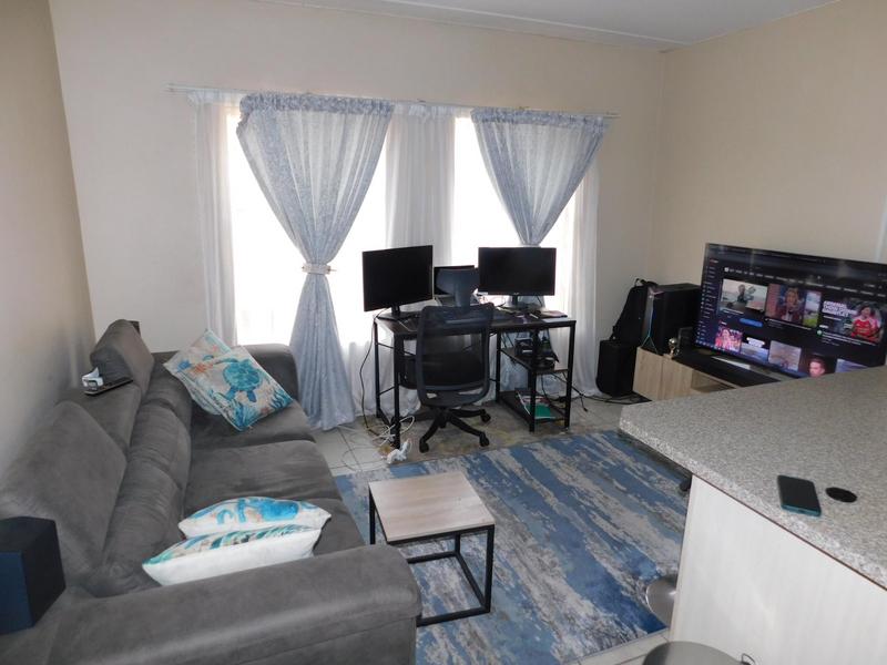 1 Bedroom Property for Sale in Grand Central Gauteng