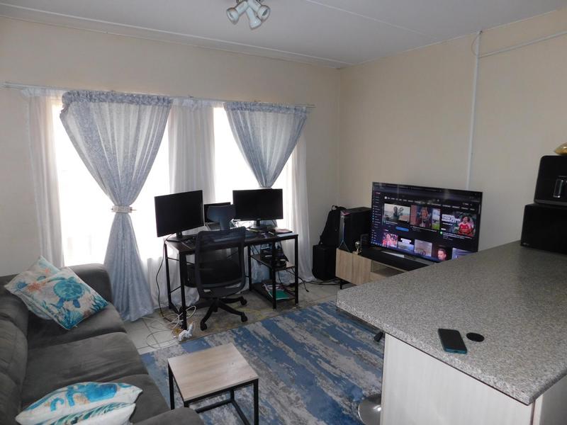 1 Bedroom Property for Sale in Grand Central Gauteng