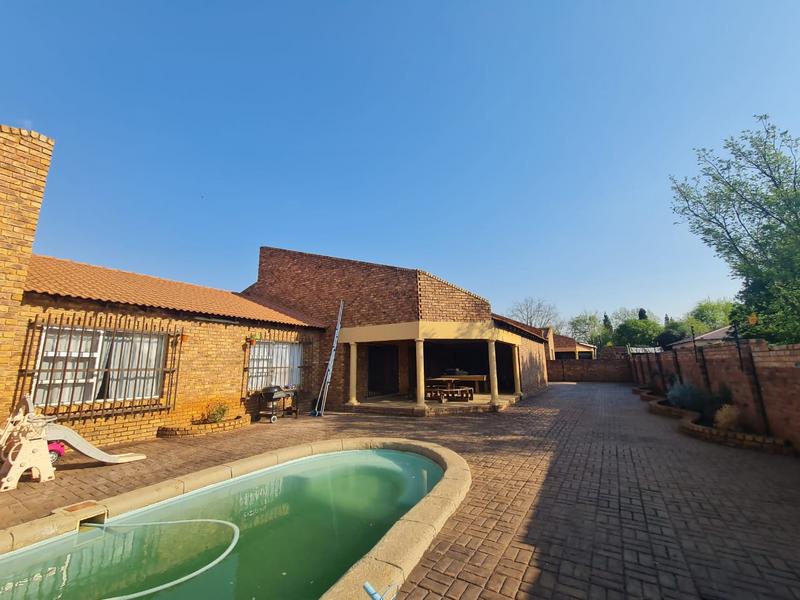 To Let 4 Bedroom Property for Rent in Strubenvale Gauteng