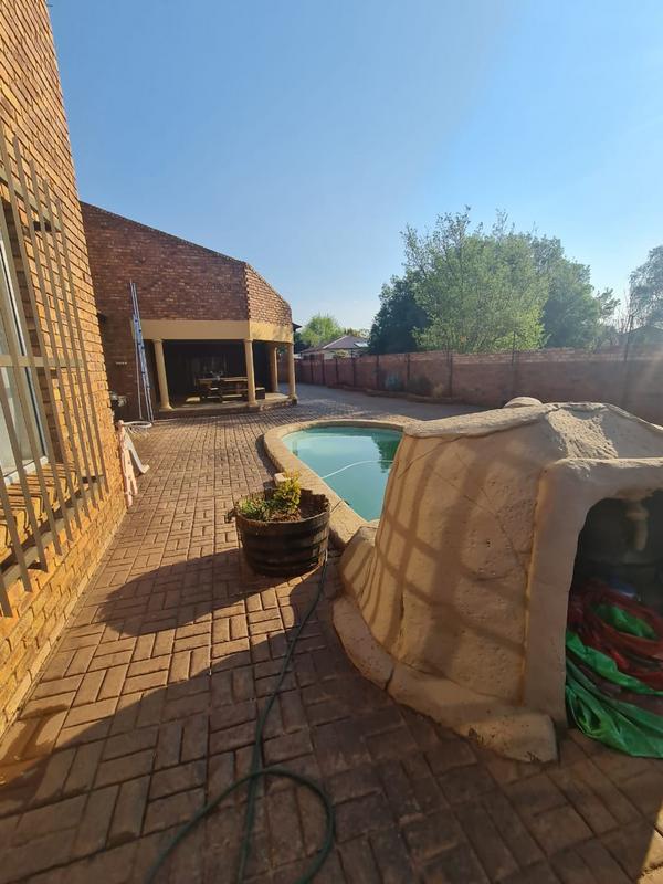 To Let 4 Bedroom Property for Rent in Strubenvale Gauteng