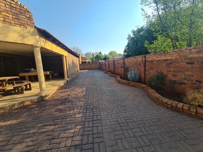 To Let 4 Bedroom Property for Rent in Strubenvale Gauteng