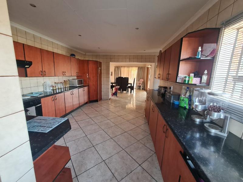 To Let 4 Bedroom Property for Rent in Strubenvale Gauteng