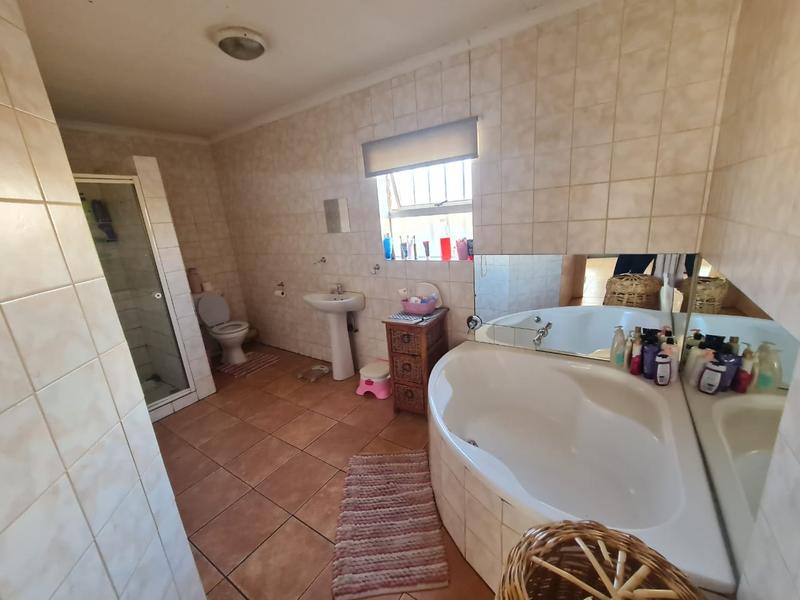 To Let 4 Bedroom Property for Rent in Strubenvale Gauteng