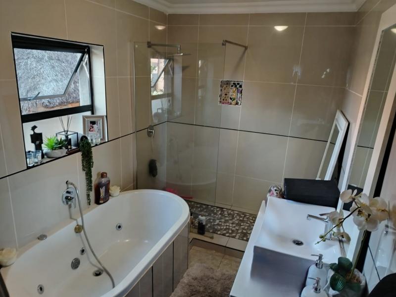 5 Bedroom Property for Sale in Amberfield Heights Gauteng