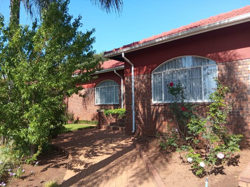 4 Bedroom Property for Sale in Eldoraigne Gauteng