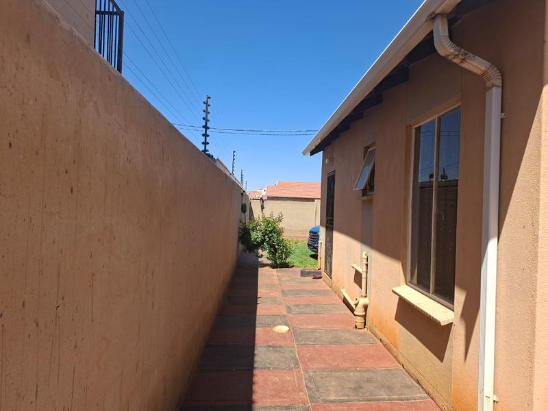 2 Bedroom Property for Sale in Protea Glen Gauteng