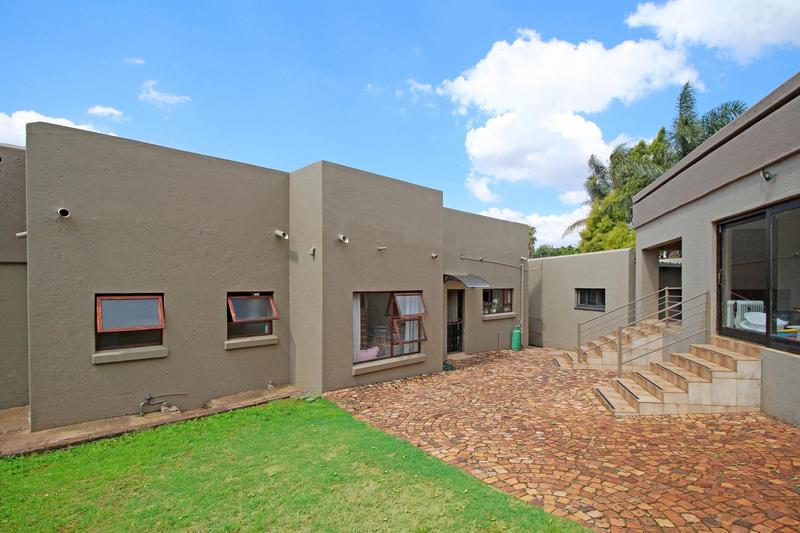 To Let 5 Bedroom Property for Rent in Little Falls Gauteng