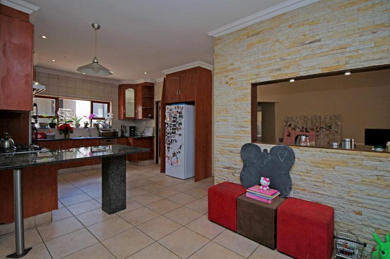 To Let 5 Bedroom Property for Rent in Little Falls Gauteng