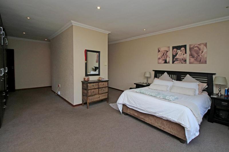 To Let 5 Bedroom Property for Rent in Little Falls Gauteng
