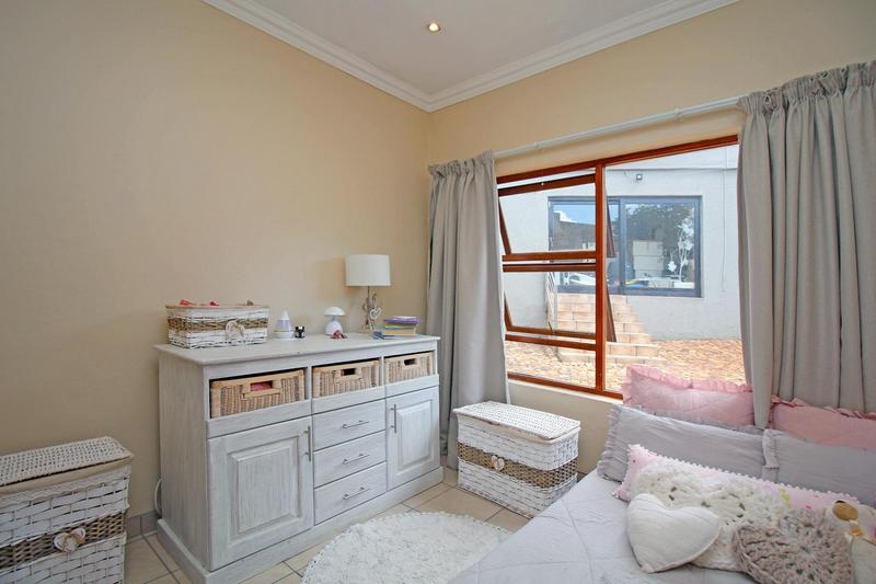 To Let 5 Bedroom Property for Rent in Little Falls Gauteng