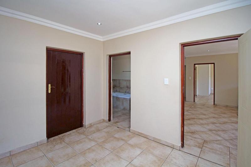 To Let 5 Bedroom Property for Rent in Little Falls Gauteng