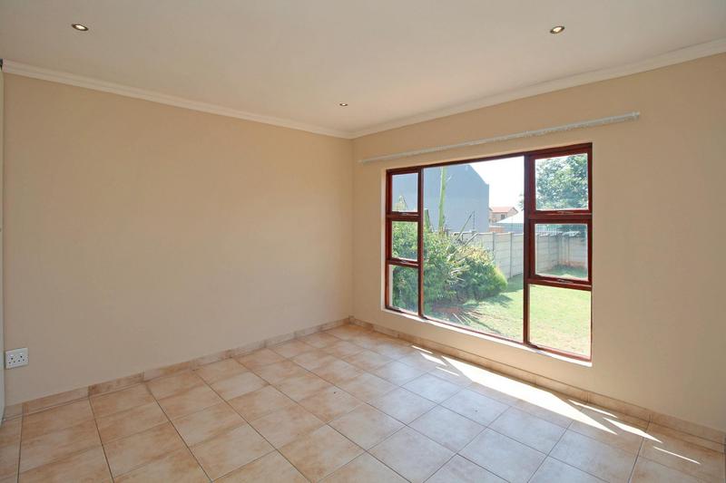 To Let 5 Bedroom Property for Rent in Little Falls Gauteng