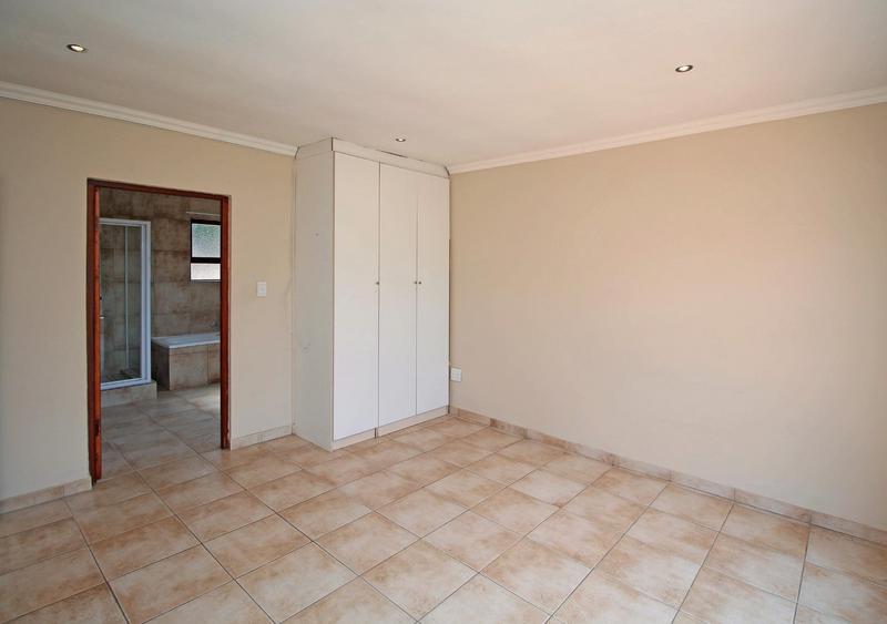 To Let 5 Bedroom Property for Rent in Little Falls Gauteng